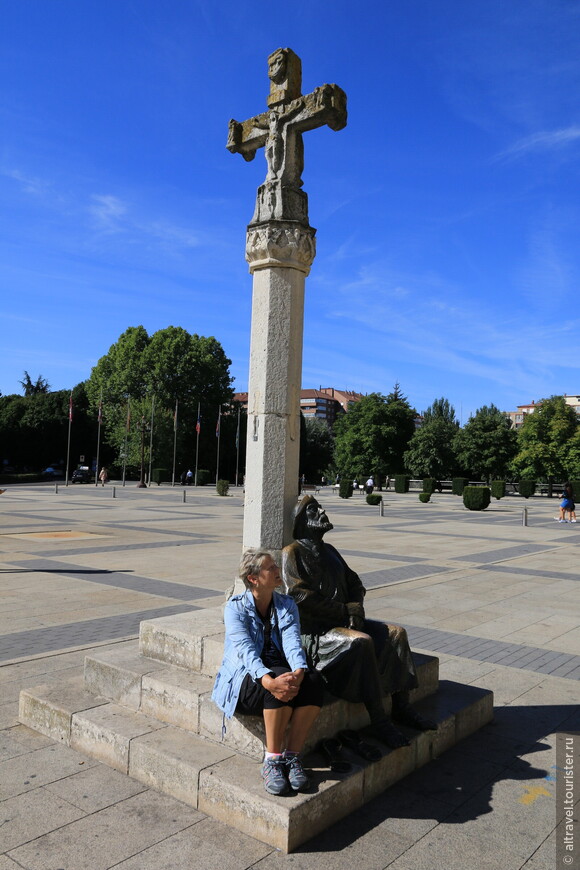 Памятник отдыхающему паломнику мирно сосуществует с обычным туристом на одной из площадей Леона