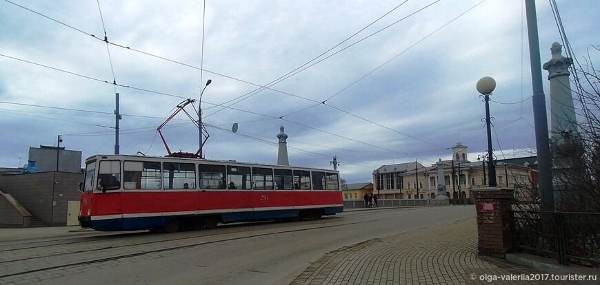 Думский мост единственный в городе по которому осуществляется трамвайное движение.
