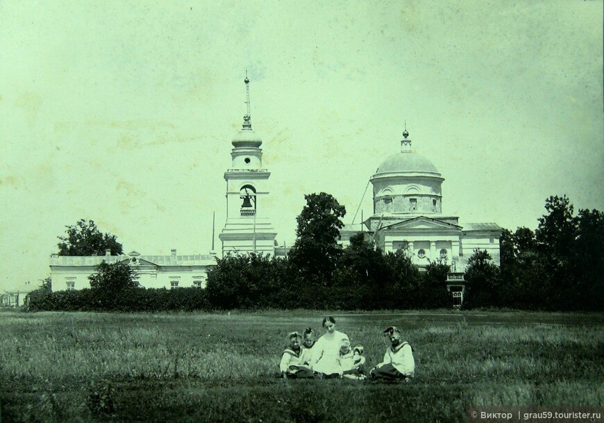 Слева мы видим здание церковноприходской школы, которая ныне перестроена в церковь. (https://oldsaratov.ru/photo/gubernia/6133)
