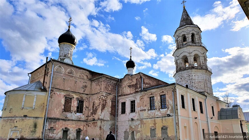 Введенская церковь (1620 г.) - самое старое сохранившееся здание монастыря