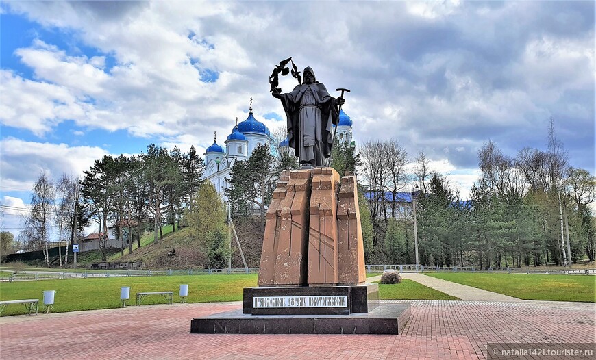 Памятник преподобному Ефрему Новоторжскому. Установлен в 2015 г. 