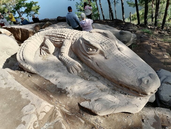 Крокодил в парке каменных скульптур Кушнаренково
