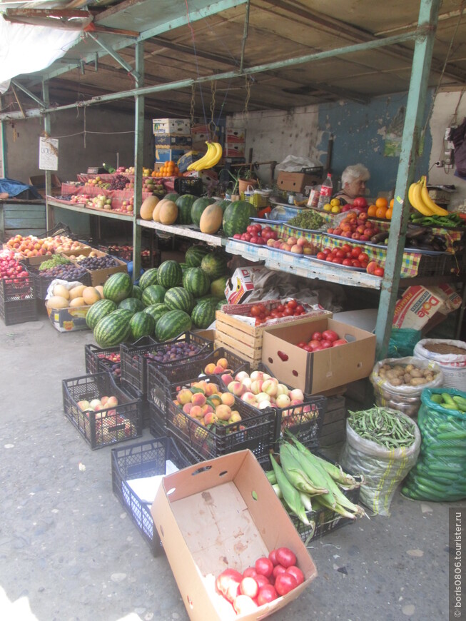 Типичный рынок бедноватого грузинского городка