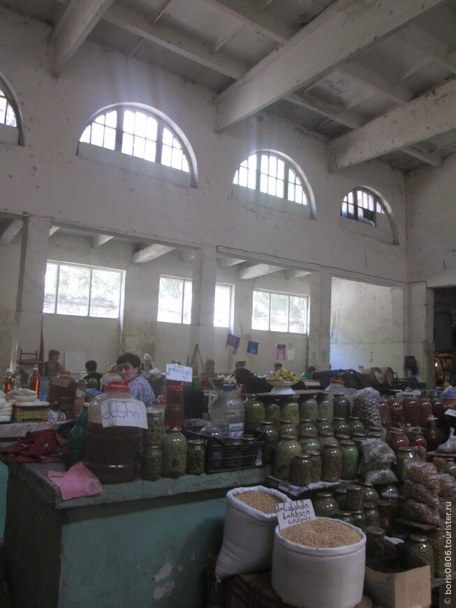 Типичный рынок бедноватого грузинского городка