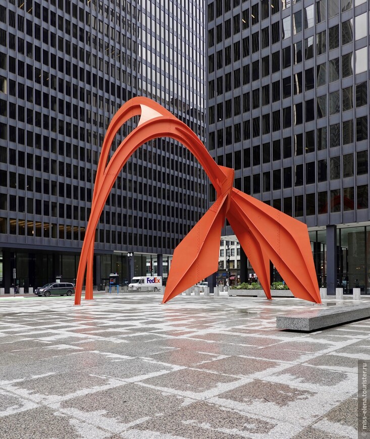 Федеральное Здание (1974) со скульптурой Александра Кольдера «Фламинго». International style