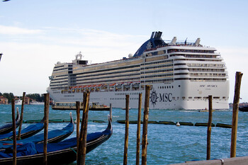 Венеция приняла первый за 18 месяцев круизный лайнер 