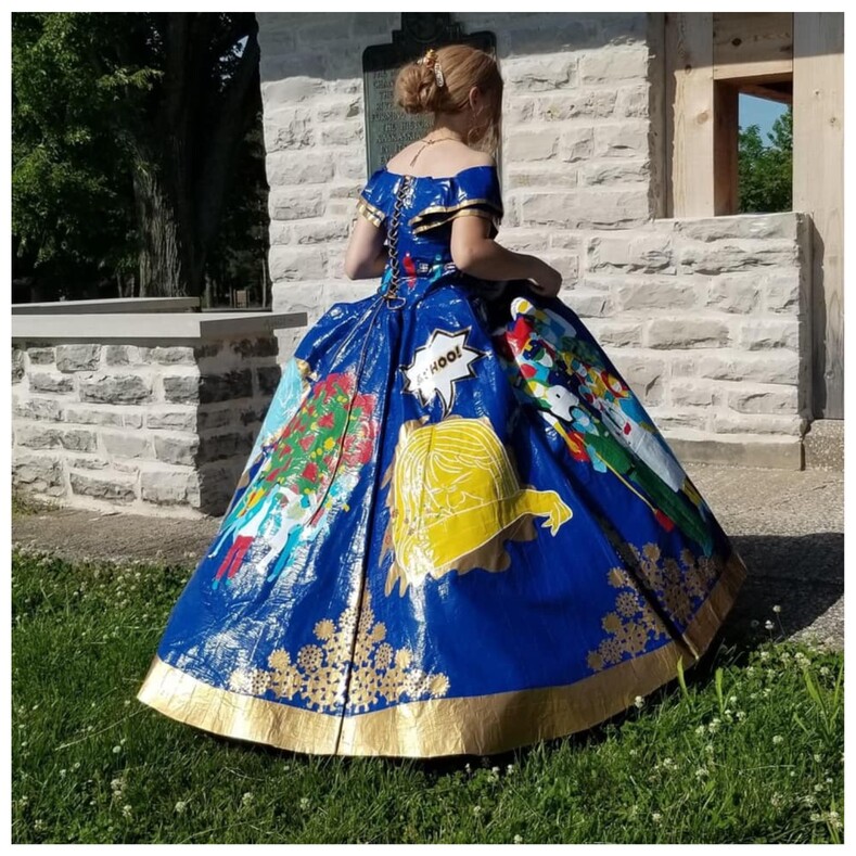 Девушка создала из скотча выпускное платье на коронавирусную тематику, потратив на работу 400 часов (фото наряда и аксессуаров)