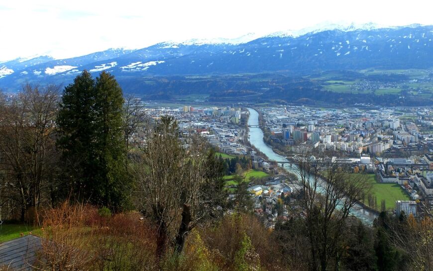 Вид на долину реки Инн. Справа — старая часть города Инсбрук, слева – новые дома и пригород
