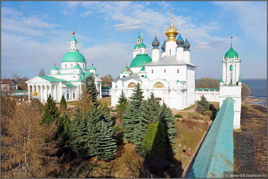 Слева - Димитриевский собор, слева с зелеными куполами - Яковлевская церковь и примыкающей к ней справа Зачатьевский собор.