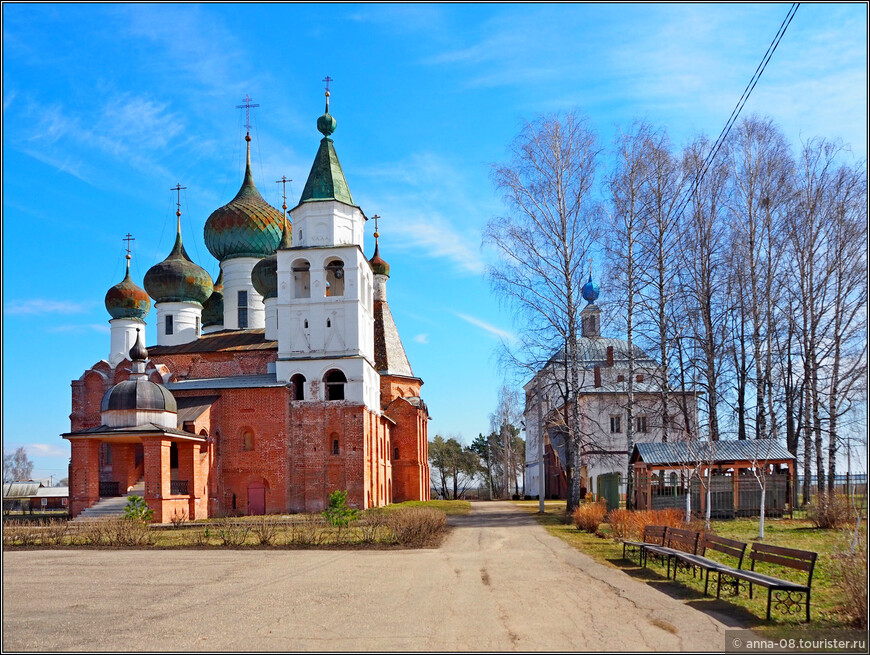 Главный храм монастыря — Богоявленский собор, построен по повелению царя Ивана Грозного в 1554–1555 годах. Справа - Введенская церковь с трапезной, построенная около 1650 года. 
