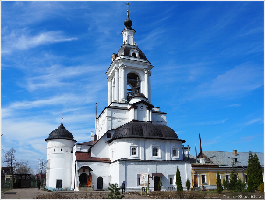 Надвратный храм Николая Чудотворца, построенный в 1690-е годы.