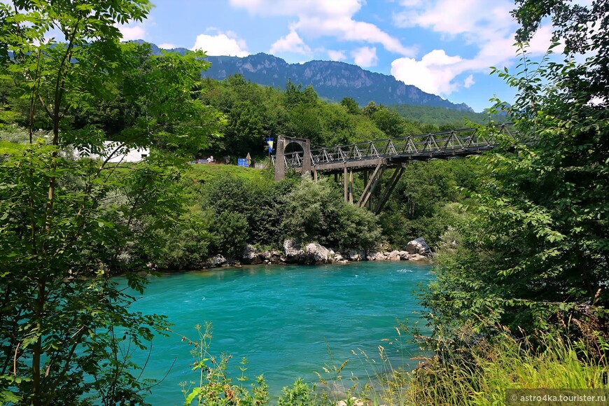 Пограничный мост между Черногорией и Боснией-Герцеговиной через реку Тара.