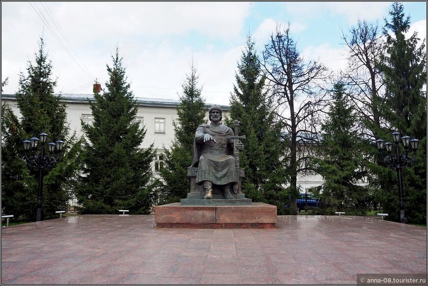 Памятник основателю Костромы - Юрию Долгорукому.