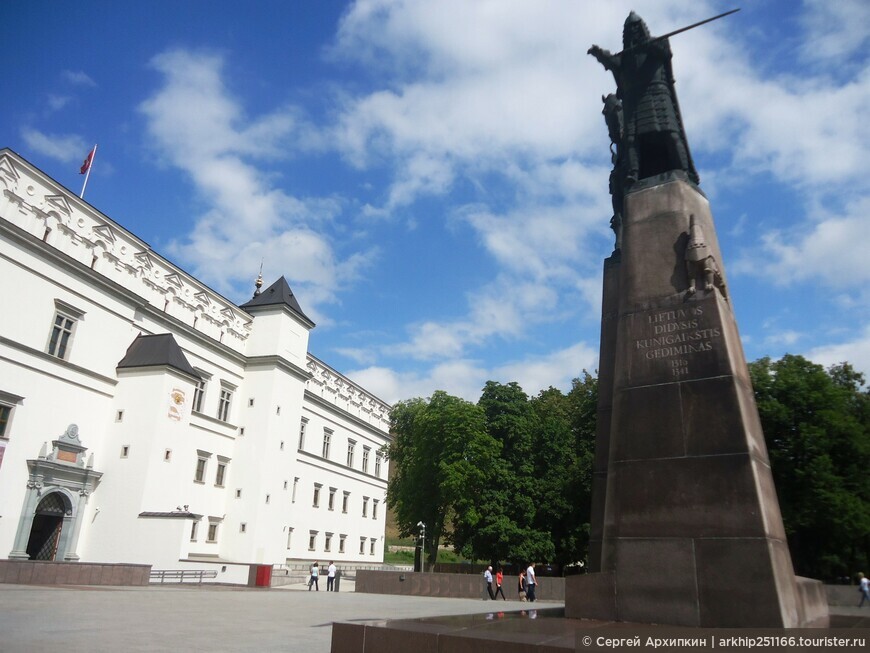 Памятник князю Гедимину в Вильнюсе