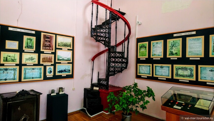 Лестница, которая вела в бильярдную комнату на втором этаже. Изготовлена на Николаевском железоделательном заводе братьев Бутиных.