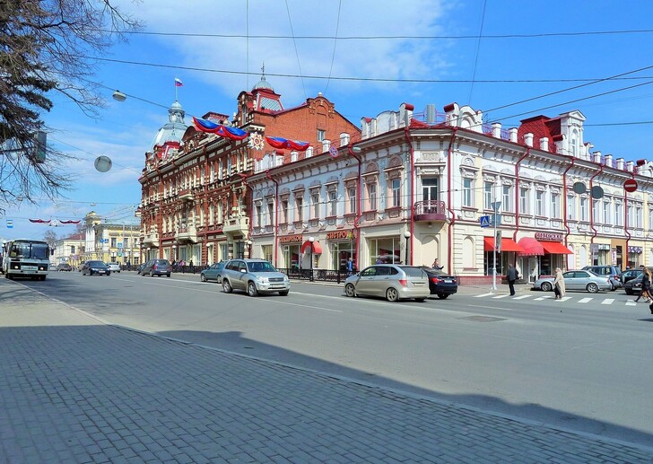 Дом купца Кухтерина (ныне мэрия) и городская усадьба Гадалова