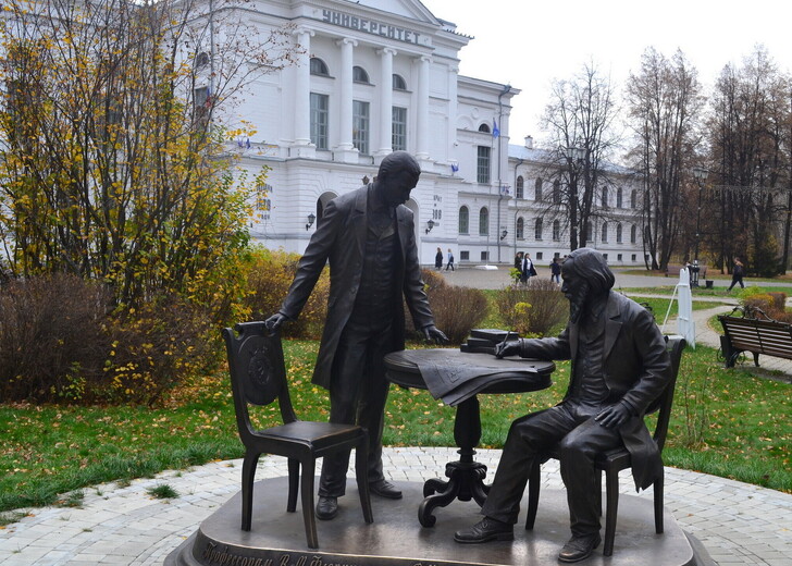 Памятник В. М. Флоринскому и Д. И. Менделееву