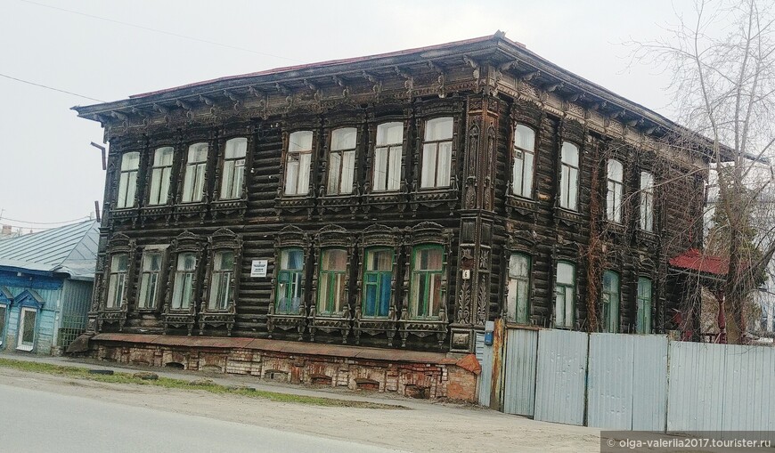 ул.Татарская 6 , бывший доходный дом, кроме архитектурной ценности известен как дом , где жил цареубийца Юровский.