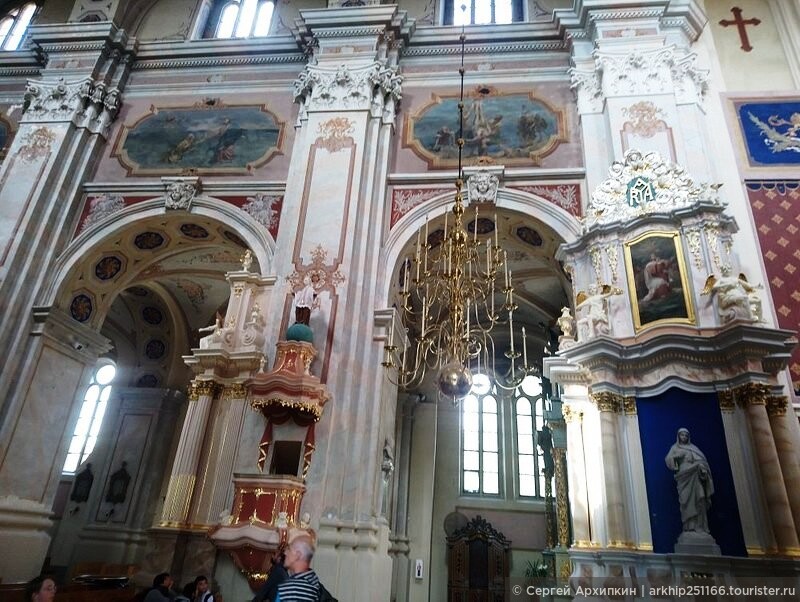 Средневековый кафедральный собор в центре Каунаса — единственный готический костел в Литве в стиле базилики