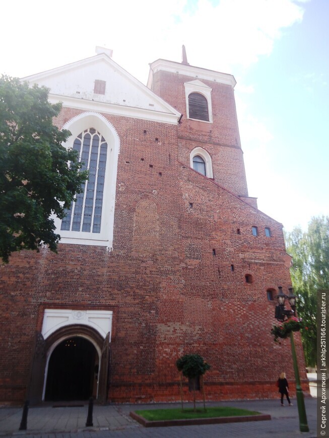 Средневековый кафедральный собор в центре Каунаса — единственный готический костел в Литве в стиле базилики
