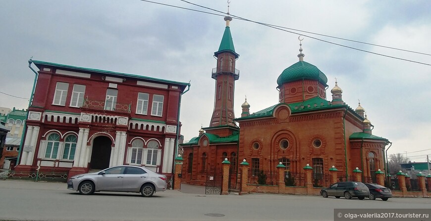 ул.Татарская здание медресе и Красная соборная мечеть.