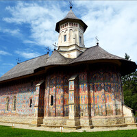 Монастырь был построен в 1532 году Петру Рарешем на месте более древних монастырских построек, разрушенных землетрясением. Это был один из самых богатых монастырей Молдовы. Преобладающий цвет - желтый, золотой. Здесь фрески сохранились лучше всего, благодаря высоким стенам, защищающим от ветров и осадков.