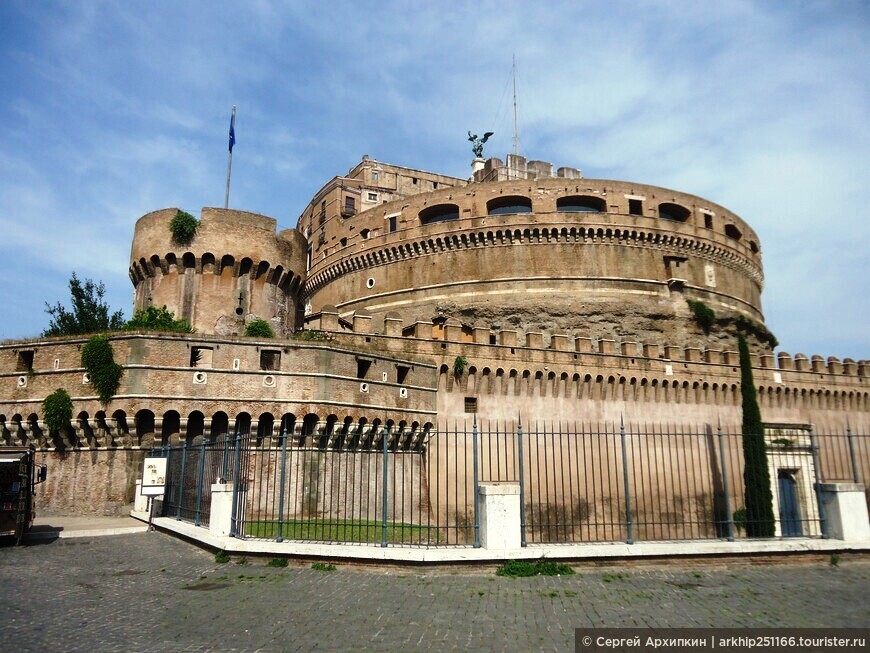 Замок Святого Ангела — античный мавзолей императора Адриана и убежище Римских пап