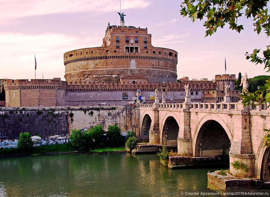 Древнеримский мост Святого Ангела ( 2 век) — самый красивый пешеходный мост Рима
