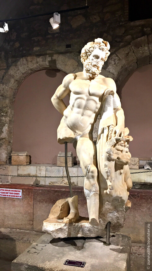 Статуя Геракла (Геркулеса) в Музее Сиде