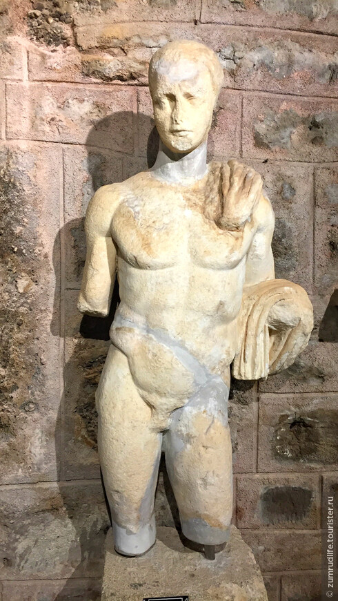 статуя мужчины в Музее Сиде