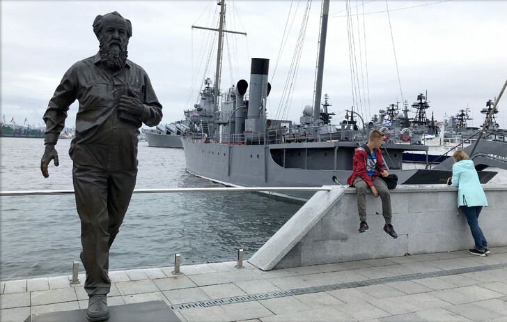 Памятник А. Солженицыну и «Красный вымпел»