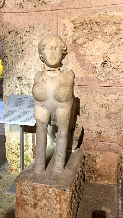 Статуи Сфинксов в Музее Сиде