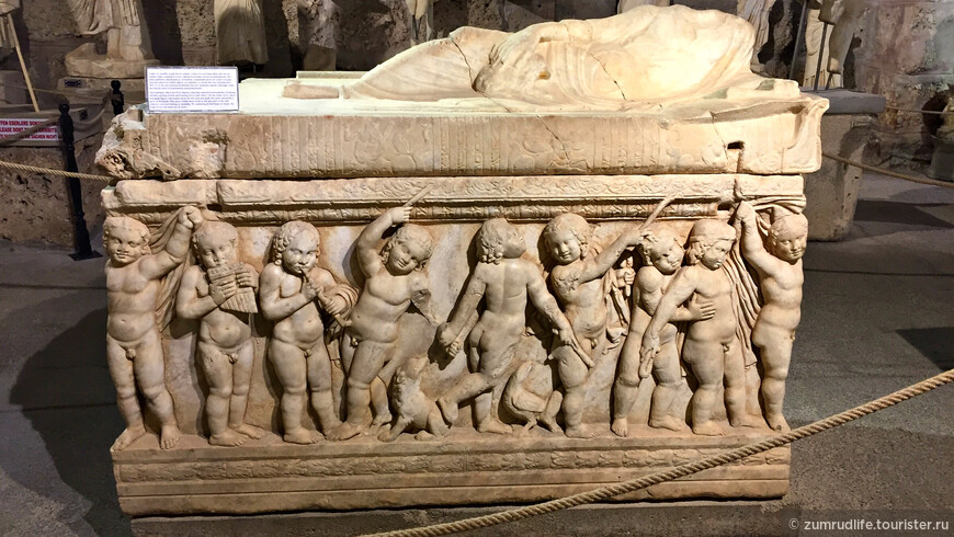 саркофаг с танцующими эротами в Музее Сиде