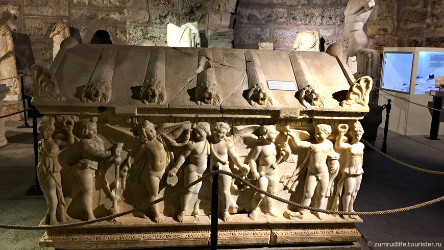 саркофаг с эротами в Музее Сиде