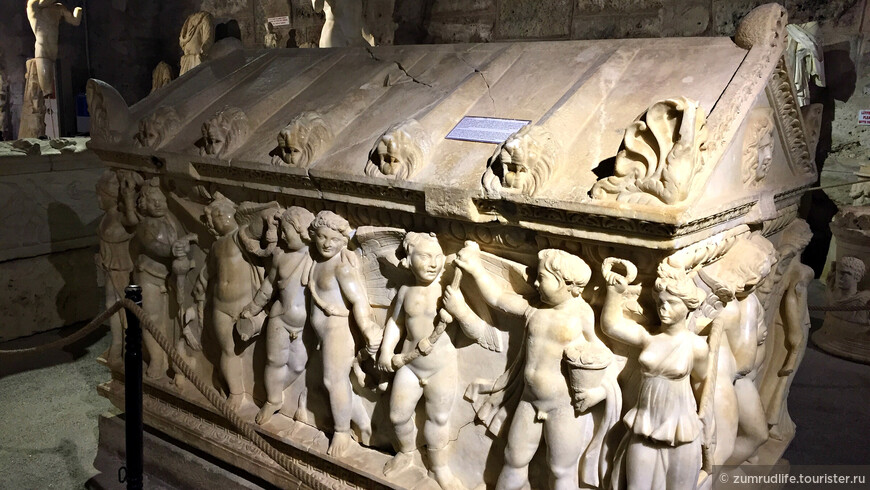 саркофаг с эротами в Музее Сиде
