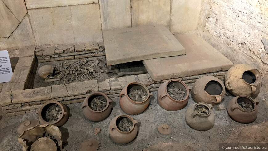 Могильное захоронение и кремационные урны Римского периода  в Музее Сиде