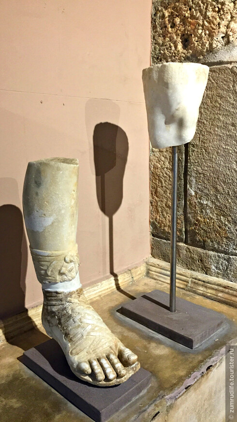 нога от какой-то статуи в Музее Сиде
