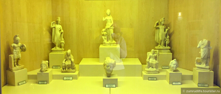 статуэтки в витрине Музея Сиде