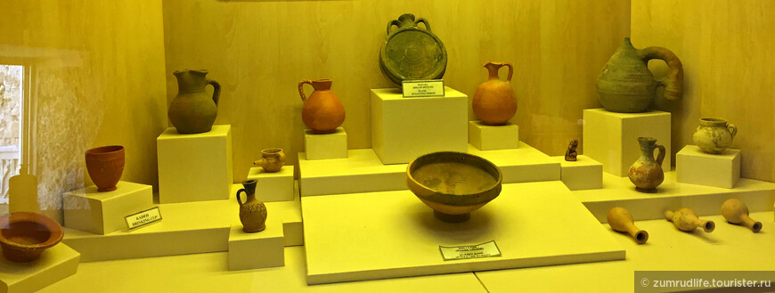 глиняная посуда в витрине Музея Сиде