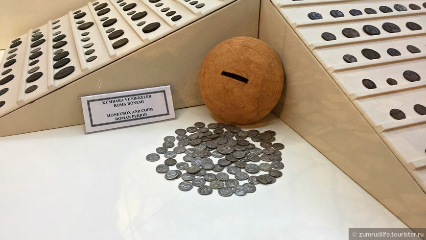 копилка с монетами в витрине музея Сиде