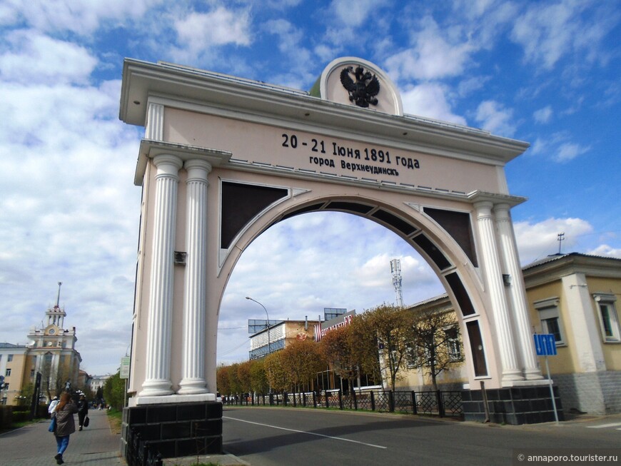 Триумфальная арка Царские ворота (1891, восстановлена в 2006 г.). Арка - символ не только встречи, но и прощания. 