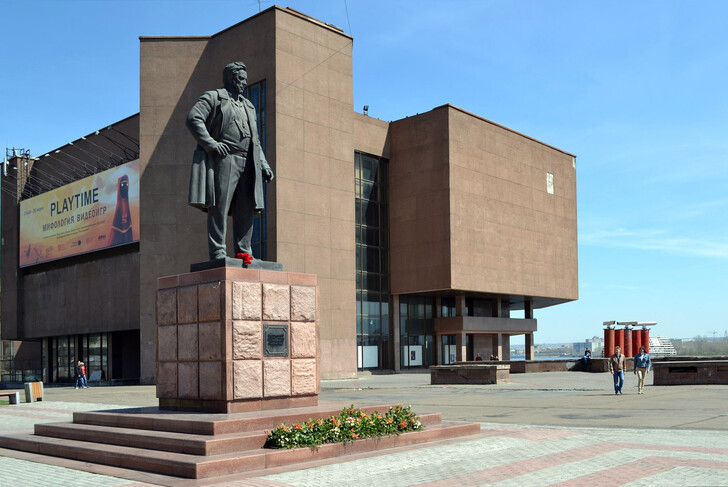 Музей «Площадь мира» и памятник В. П. Астафьеву
