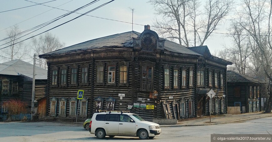 Дом на пересечении Алтайской улицы и Аптекарского переулка. 
Начало улицы Алтайской.