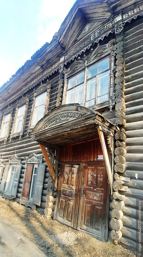 Вход в дом на углу ул. Алтайской и аптекарского переулка.