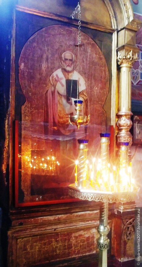 .Чудотворная  икона Святого Николая Мирликийского, которая  уцелела после ночного пожара во время Крещенских праздников в 1986 году. Пожар угас сам собой, дойдя до иконы без человеческого вмешательства. Следы пожара на обугленной раме иконы.