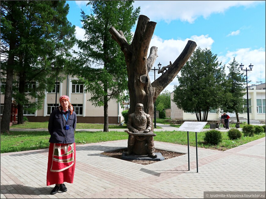 Марина встретила нас в центре Лихославля рядом с памятником «Карельский рунопевец». Сразу оговорюсь, что на ней не национальный наряд, а тот, в котором она обычно бывает на фестивале «Новоторжский рубеж» и других — просто чтобы быть заметной для туристов