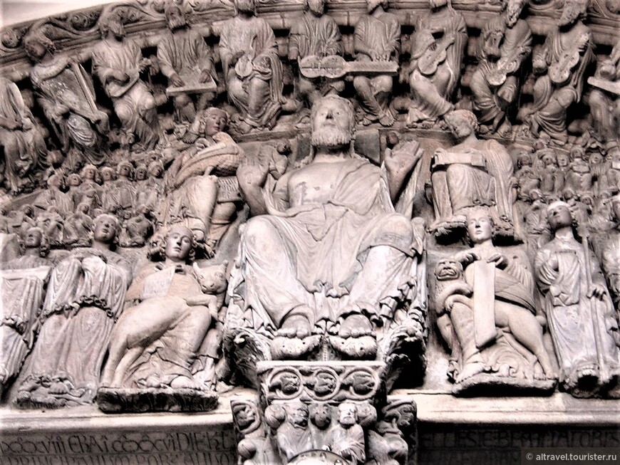 Фрагмент Портика Славы с фигурой Христа в окружении евангелистов и ангелов. Источник: Интернет