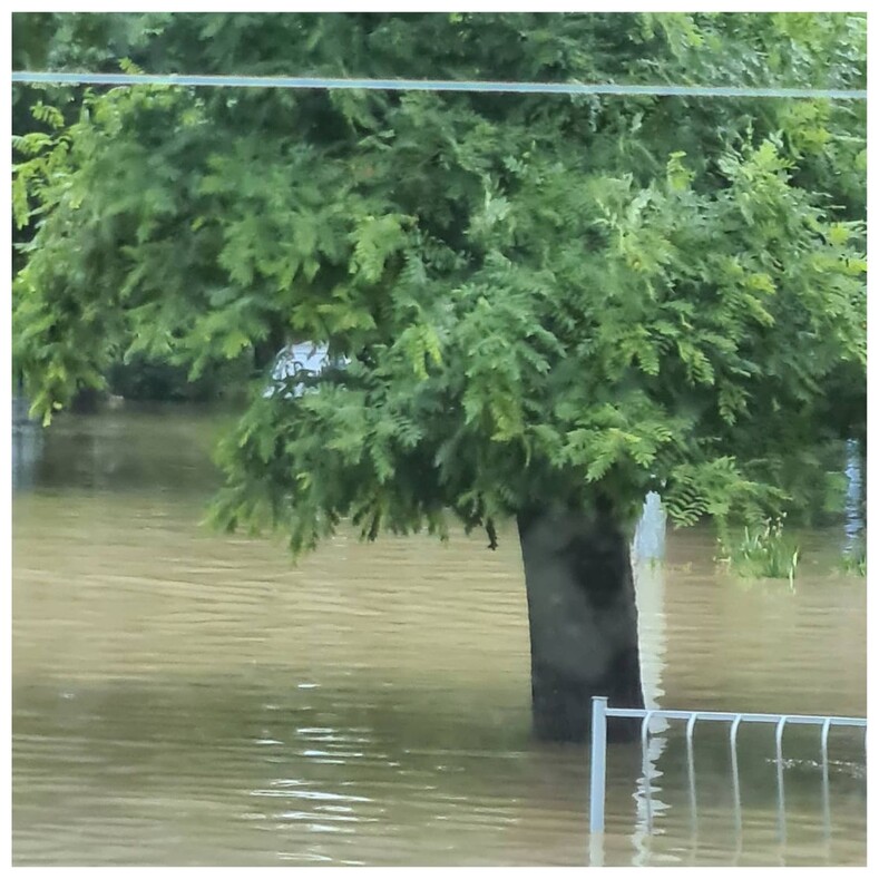 Керчь в Крыму ушла под воду из-за мощного ночного ливня: фото ужасающего потопа от очевидцев событий