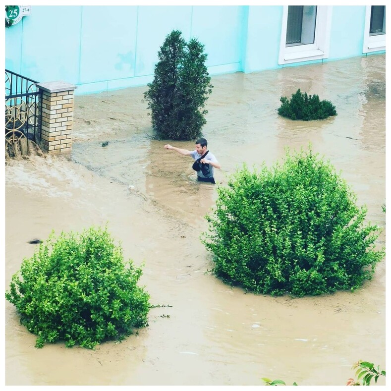 Керчь в Крыму ушла под воду из-за мощного ночного ливня: фото ужасающего потопа от очевидцев событий