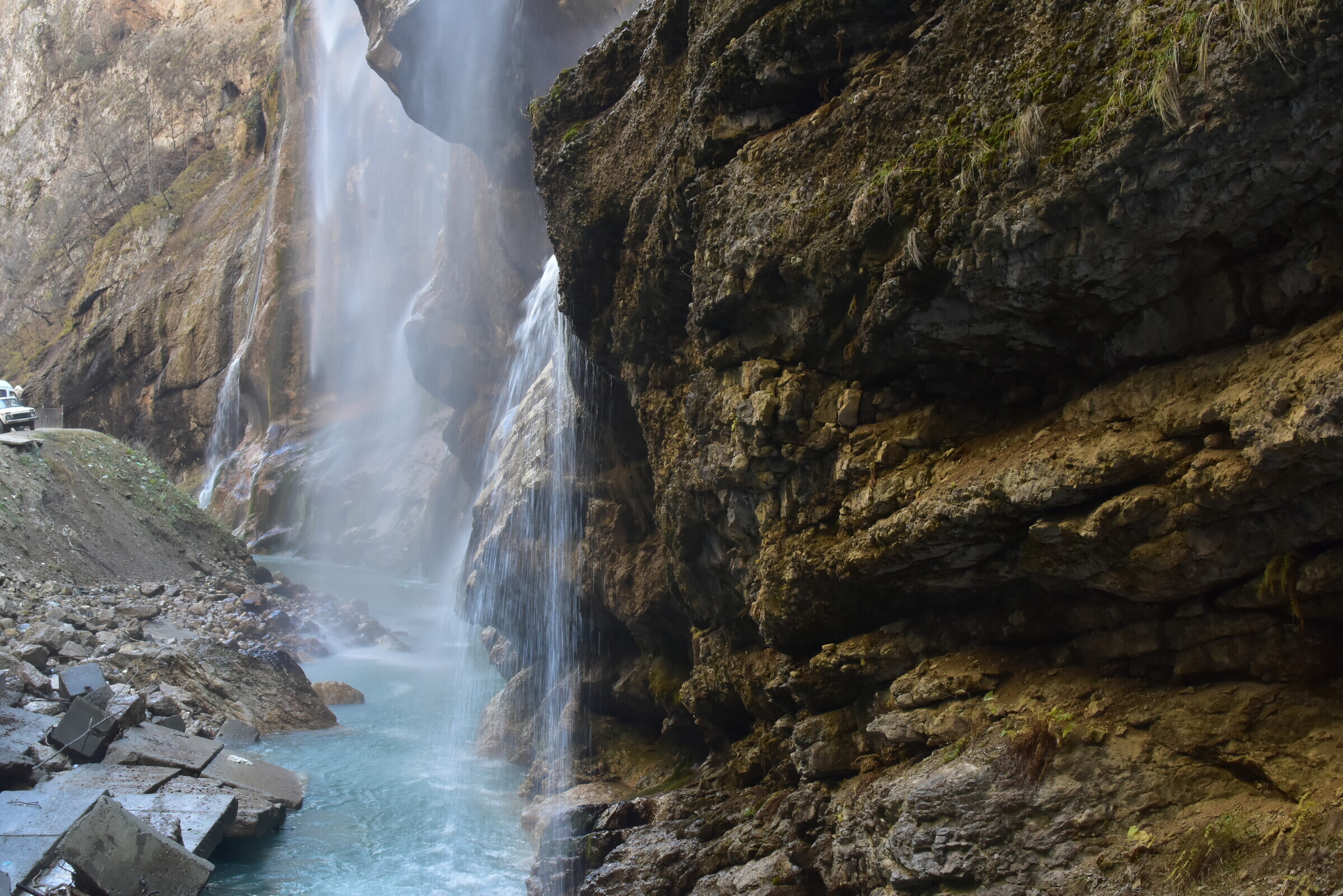 Водопады голубое озеро. Чегемские водопады и голубое озеро. Чегемские водопады Кабардино-Балкария. Чегемские водопады Кисловодск. Чегемское ущелье голубое озеро.